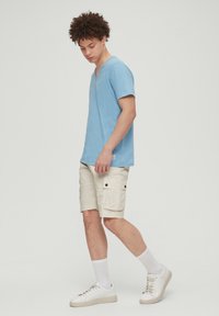 QS JOHN BERMUDA IM STYLE - Shorts - helles beige