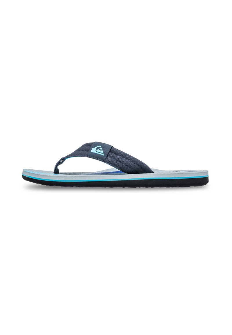Flip-flop med en marineblå stofrem, blå accenter, en struktureret fodseng og en slank sort gummisål. Har et mærke-logo på remmen.