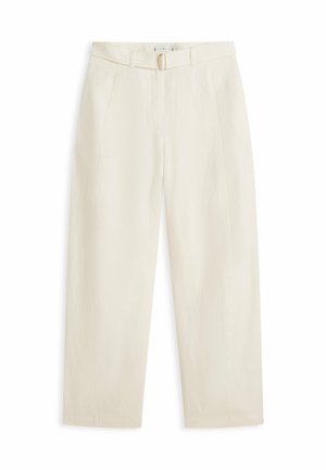 Pantalones de pierna ancha color crema con trabillas para cinturón y un cinturón de tela a juego con una hebilla ovalada dorada.