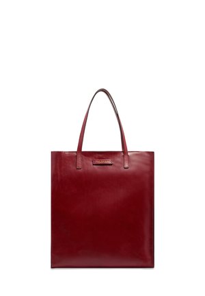 Borsa tote in pelle rosso scuro lucida con due manici sottili e una piccola etichetta rettangolare del marchio sul davanti.