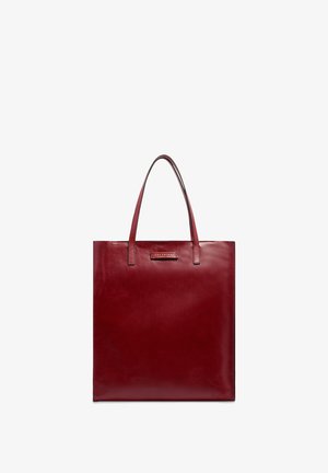Borsa tote in pelle rosso scuro lucida con due manici sottili e una piccola etichetta rettangolare del marchio sul davanti.