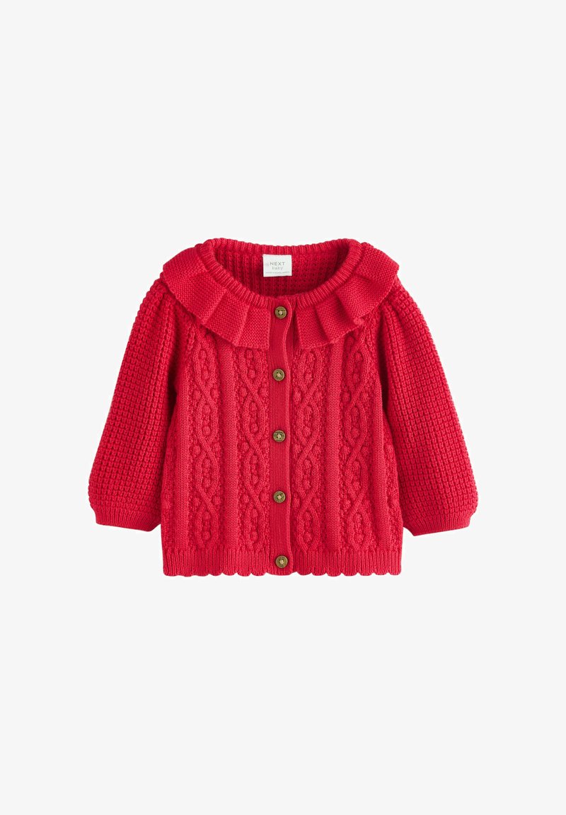 Cardigan en tricot rouge avec un motif texturé, col à volants et boutons en bois. Il possède des manches longues et une apparence confortable.