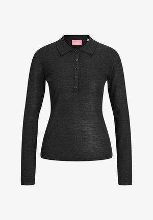 Polo en maille noir à manches longues avec quatre boutons et un col classique, montrant une étiquette de marque rose à l'intérieur de l'encolure.