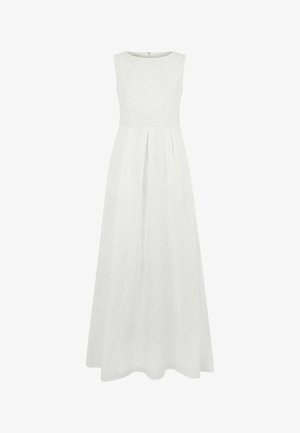 Robe maxi blanche sans manches avec encolure ronde, taille cintrée, texture subtile et jupe plissée, conçue pour les occasions formelles.