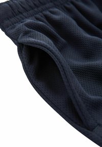 Pantaloni corti in rete blu navy con vita elastica. Il tessuto presenta un motivo testurizzato, che offre traspirabilità e flessibilità.
