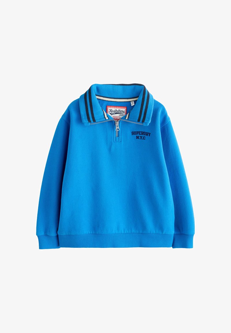 Felpa azzurra con collo a zip, caratterizzata da dettagli a righe nere e bianche. Logo "SUPERDRY N.Y.C." nero sul davanti. Tessuto morbido.