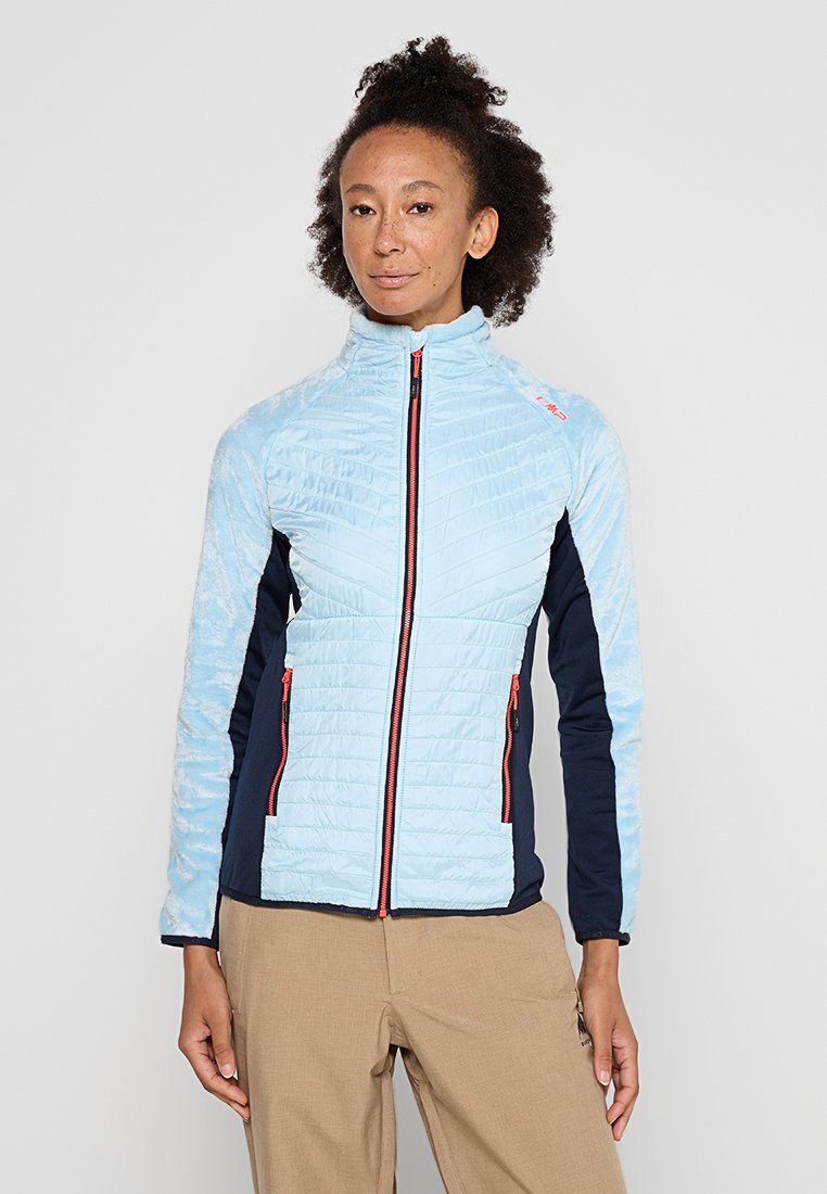 Veste isolée bleu clair avec un motif matelassé, panneaux latéraux navy, col haut, fermeture éclair à l'avant et accents de fermeture éclair rose.