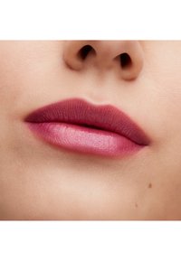 MAC LUSTREGLASS LIPSTICK - Huulipuna - good for my ego