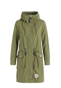 Longue veste à capuche vert olive avec fermeture éclair à l'avant, cordons de serrage réglables, poches à rabat et zippées, et un patch rond de marque près de l'ourlet.