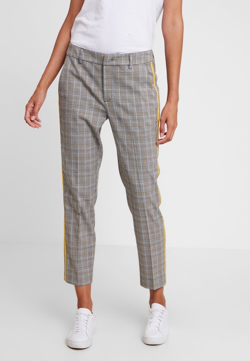 Szare spodnie w kratę z żółtymi paskami po bokach, wykonane z lekkiego materiału. Slim fit z dopasowanym krojem, z płaskim przodem.