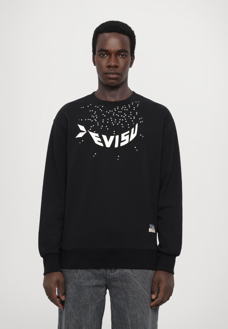 Sweatshirt noir avec un logo blanc et des accents en pixels sur la poitrine. Tissu doux, col rond, et poignets et ourlet côtelés.