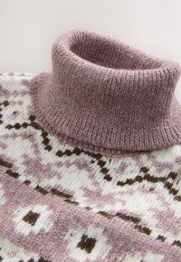 Gebreide trui met een hoge, geribbelde lavendelkleurige kraag. Voorzien van een patroon op het lichaam in crème, lichtroze en bruine geometrische ontwerpen.
