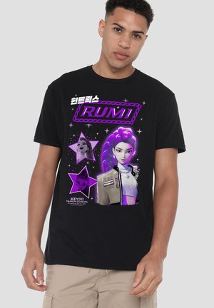 Schwarzes T-Shirt mit kurzen Ärmeln, das einen Grafikdruck mit lila Akzenten zeigt, darunter stilisierte Figuren, Sterne und der Schriftzug "RUMI".