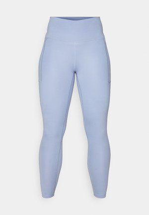 Leggings de sport bleu clair avec une taille haute, dotés de poches latérales et d'un tissu lisse et extensible pour le confort et la flexibilité.