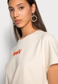 Levi's® GRAPHIC CLASSIC TEE - Triko s potiskem - chenille angora