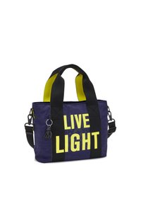 Granatowa torba z napisem "LIVE LIGHT" dużymi żółtymi literami. Posiada czarne paski, żółte akcenty oraz detal w postaci breloka. Wykonana z trwałego materiału.