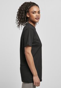 Mister Tee PRAY EMB - Jednoduché tričko - black