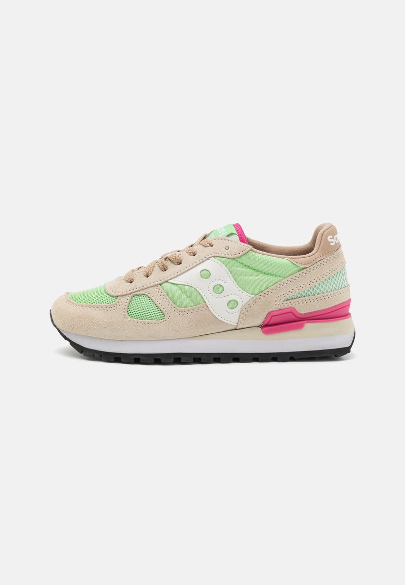 Sneaker verde in rete e suede beige con accenti rosa, logo bianco e suola in gomma nera. Presenta lacci tondi e un collare imbottito.