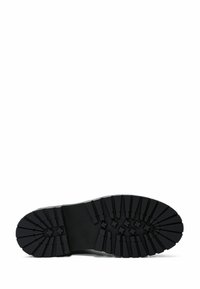 Suela de bota de goma con un patrón de banda de rodadura profundo para una buena tracción. El color es negro con un acabado texturizado y una zona de tacón plana y amplia.