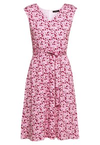 Robe rose sans manches avec col en V, motif de feuilles bordeaux et blanches, taille ajustée ceinturée avec une ceinture en tissu, jupe longueur genou.
