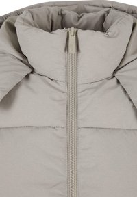 Svijetlosiva puffer jakna s visokim ovratnikom, punim zatvaračem i kviltanom teksturom s vidljivim detaljima šivanja.