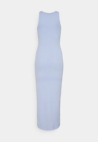 Robe midi bleue claire sans manches, cintrée, avec un col rond haut, présentée à plat sur un fond blanc.