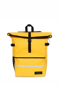 Mochila amarilla tipo roll-top con acentos negros, correas ajustables, bolsillo frontal y franjas reflectantes; fabricada en material sintético duradero.