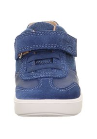 Niebieskie dziecięce buty wykonane z zamszu i skóry, z rzepem, koronkowym wykończeniem i białą gumową podeszwą.