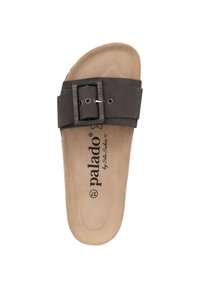 Rutschfeste Sandale aus dunkelbraunem Material, mit einem breiten Riemen und einer verstellbaren Metallschnalle sowie einer strukturierten, naturfarbenen Fußbett.