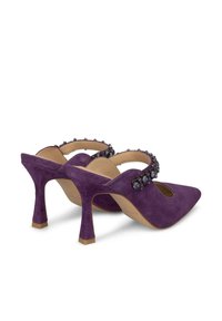 Scarpe alte in suede viola con punta affusolata, retro aperto e decorazioni sul cinturino. Design del tacco robusto.