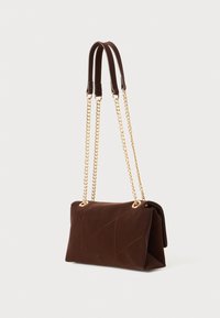 Borsa in pelle marrone con motivo trapuntato, caratterizzata da una tracolla in catena dorata e una superficie liscia. Forma rettangolare compatta con finitura satinata.