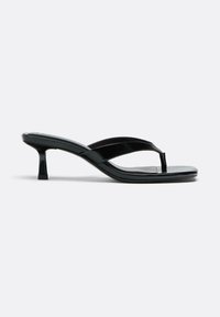 Sort laklæder hællet flip-flop sandal med firkantet tå og en slank mellemhøj hæl på en ensfarvet hvid baggrund.