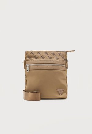 Geantă bej crossbody cu partea superioară cu model, buzunar frontal cu fermoar, curea reglabilă și patch triunghiular cu logo-ul "GUESS" în colțul din dreapta jos.