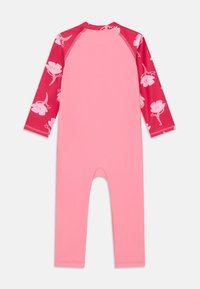 Rashguard-Badeanzug in Pink mit langen Ärmeln; leuchtend pinke florale Akzente an den Ärmeln; glattes, dehnbares Material; Design mit voller Abdeckung.
