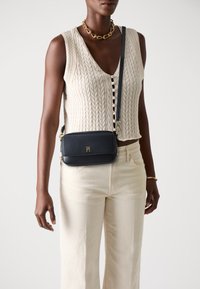 Tommy Hilfiger ICON CAMERA BAG - Rankinė per petį - space blue