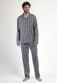 Conjunto de pijama a rayas en azul, gris y melocotón. Camisa de botones con un bolsillo; pantalones largos. Tejido suave con un ajuste relajado.
