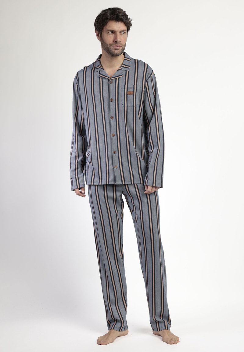 Conjunto de pijama a rayas en azul, gris y melocotón. Camisa de botones con un bolsillo; pantalones largos. Tejido suave con un ajuste relajado.