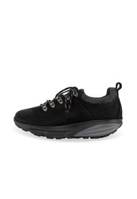 Chaussure en suede noir avec une forme arrondie, semelle en caoutchouc, œillets métalliques et un col texturé gris ; elle dispose d'un laçage à l'avant et d'une languette.