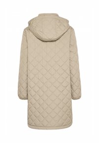Manteau long matelassé beige avec capuche, présentant un motif en losanges, des manches longues et une coupe droite, confectionné en tissu léger et texturé.