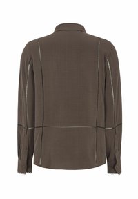 Chemise marron à manches longues en tissu léger, avec des détails de couture subtils, un col et des poignets à boutons avec des bords festonnés.