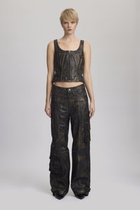 Svart og brun lærd croppet tank top med glidelås foran, parret med baggy lærdbukser med lommer og teksturert detaljer.