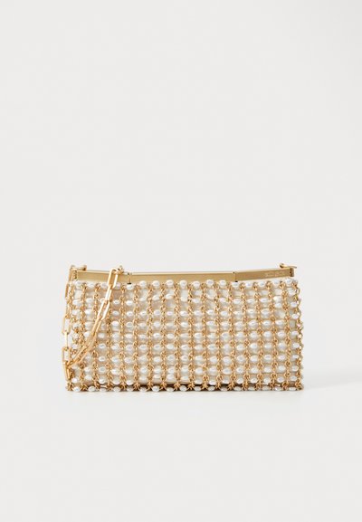 Clutch-Tasche aus goldenem Metall mit einem Design aus Perlenverzierungen. Verfügt über eine strukturierte rechteckige Form und einen oberen Reißverschluss. Abnehmbarer Kettenriemen.