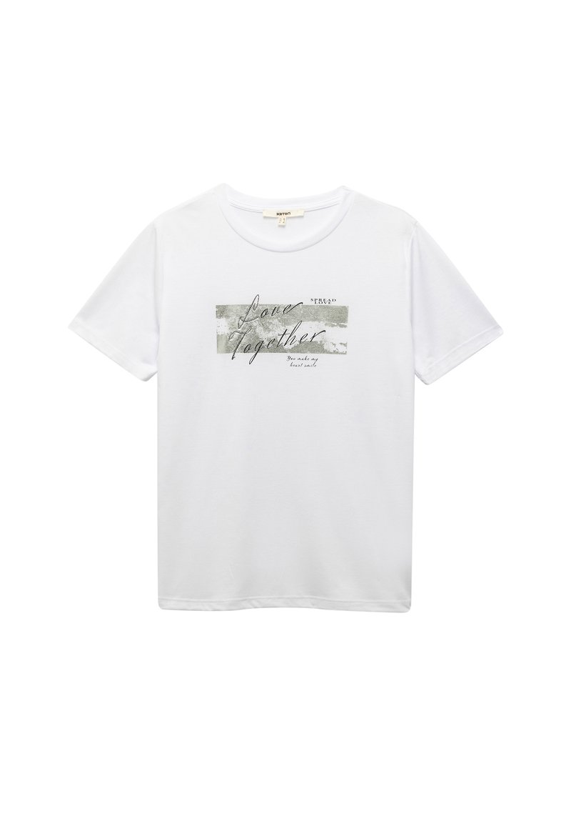 Camiseta de algodón blanca con cuello redondo, manga corta y un diseño gráfico impreso que presenta las palabras "Amor Juntos" en una mezcla de estilos.