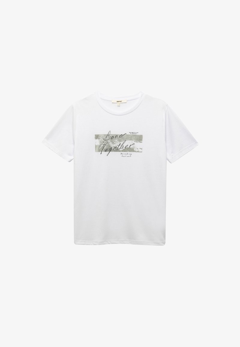 Hvid bomulds t-shirt med rund hals, korte ærmer og et trykt grafisk design med ordene "Love Together" i en blanding af stilarter.