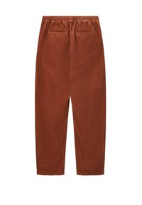 Pantalons en velours côtelé de couleur rouille avec taille élastique et deux poches passepoilées à l'arrière, présentés de dos sur un fond blanc.