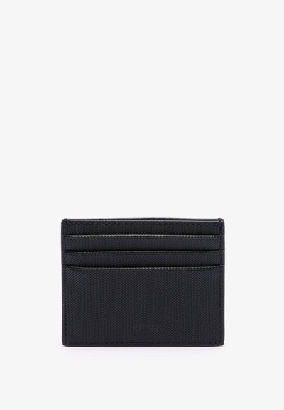 Porte-cartes noir en matériau texturé, comportant quatre emplacements pour cartes et un design minimaliste, avec un logo embossé sur le devant.