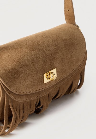 Καφέ τσάντα από σουέντ με διακοσμητικές φούντες και χρυσό ορθογώνιο κούμπωμα περιστροφής σε λευκό φόντο.