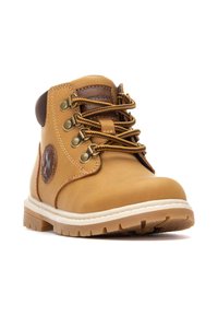 Bota de cuero marrón hasta el tobillo con puntera redondeada, diseño con cordones, ojales de metal y suela de goma texturizada. Parche con el logo en el costado.