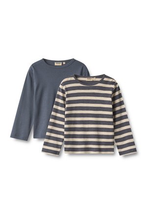 Deux chemises à manches longues pour enfants, une bleue unie et une beige avec des rayures horizontales bleu foncé, posées à plat sur un fond blanc.