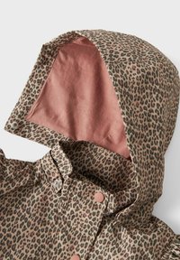 Dežna jakna z leopardskim vzorcem in mehkym roza podložkom, ki ima gumbke na zapenjanje in kapuco. Material izgleda lahko in trpežno.